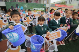 Children separating waste in Ningbo.