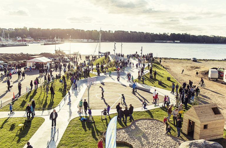 Image of residents of Lemvig Municipality in their new climate-proofed seafront harbour.