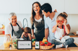 A family enjoying making a meal thanks to TotalCtrl new digital platform that manages inventories.